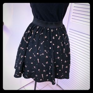Patterned short skirt.